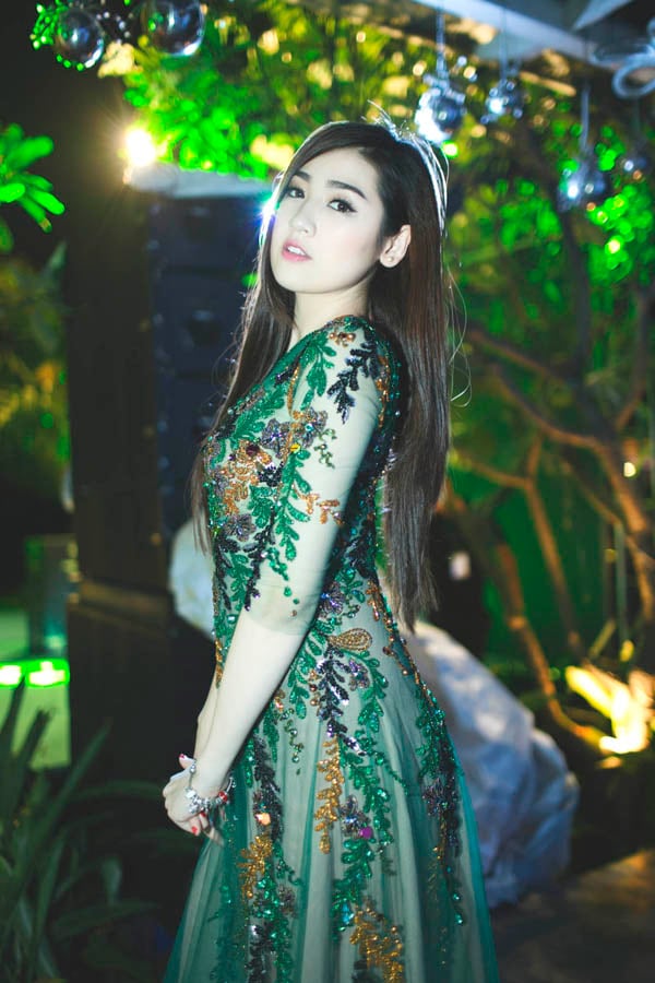 Á hậu Tú Anh