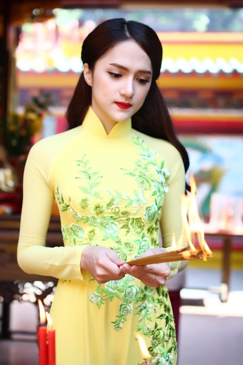 sao việt diện áo dài