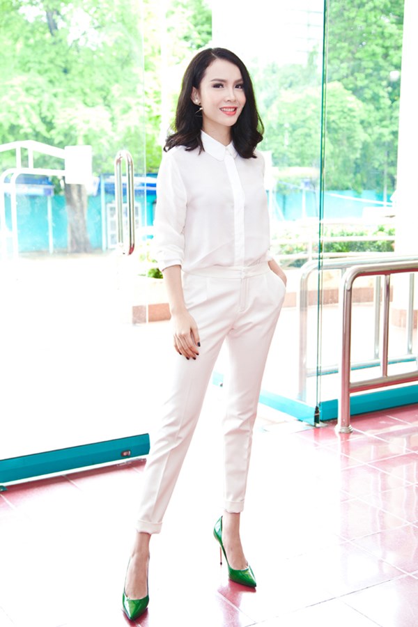 sao việt biến tấu với sơ mi trắng