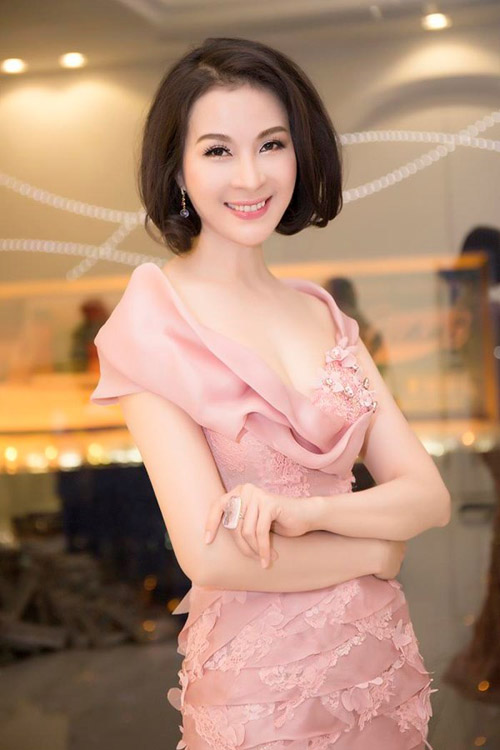 6 mĩ nhân ngoại tứ tuần vẫn mặc hở