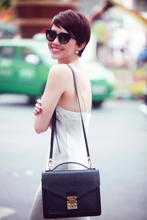 Tóc tiên mặc váy ngủ ra đường