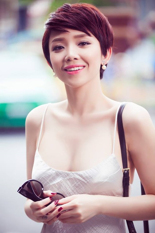 Tóc tiên mặc váy ngủ ra đường