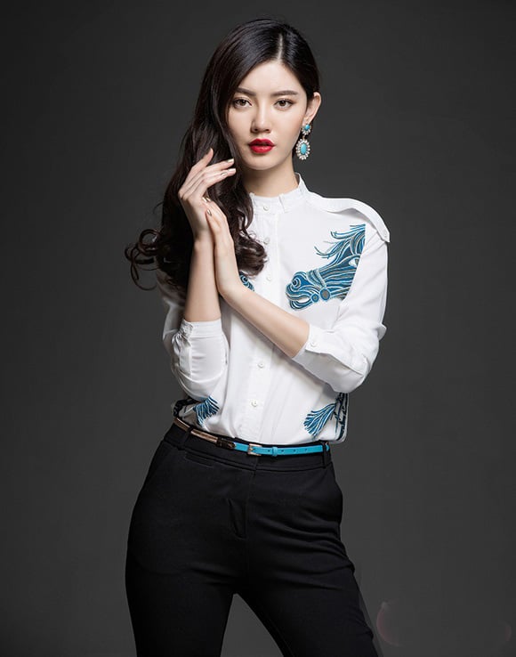 mặc áo sơ mi họa tiết