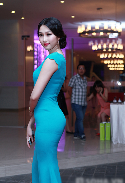 hoa hậu việt mặc già hơn tuổi