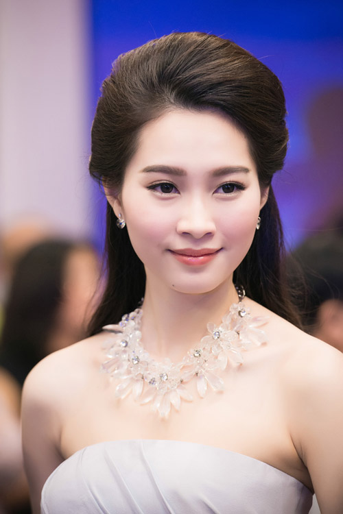 hoa hậu đặng thu thảo chê đồng phục vietnam airlines