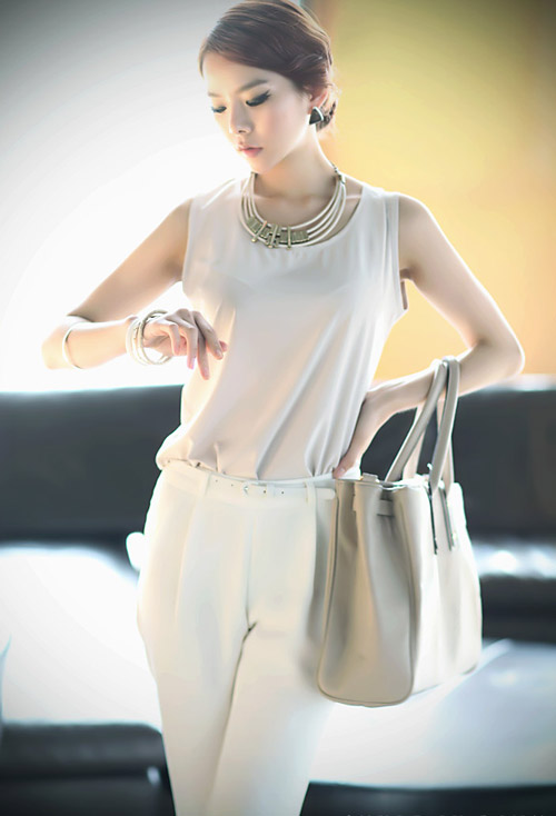 mặc đồ khoét nách đúng chuẩn công sở
