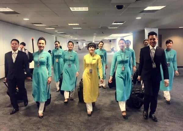 NTK mổ xẻ đồng phục mới của Vietnam Airlines