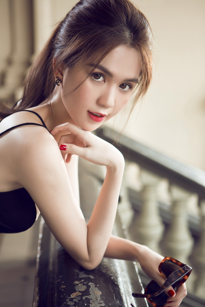 ngọc trinh mặc váy khoe eo