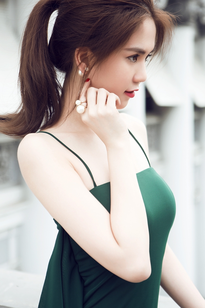 ngọc trinh mặc váy khoe eo