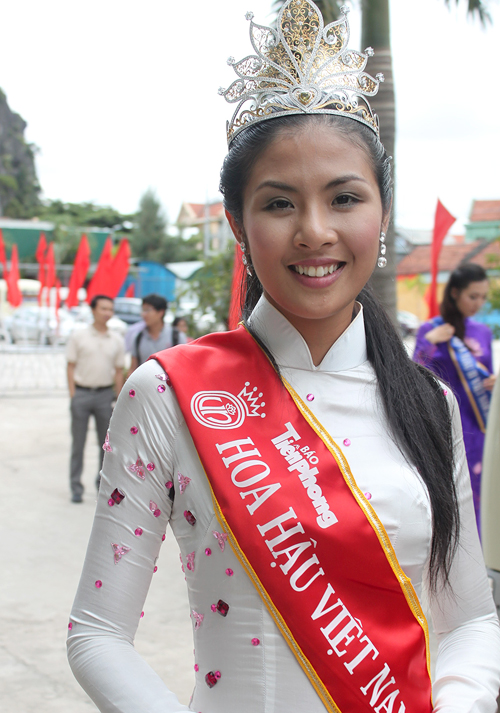 hoa hậu mắt xấu