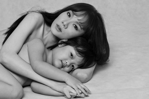 sao chụp ảnh khỏa thân bên con