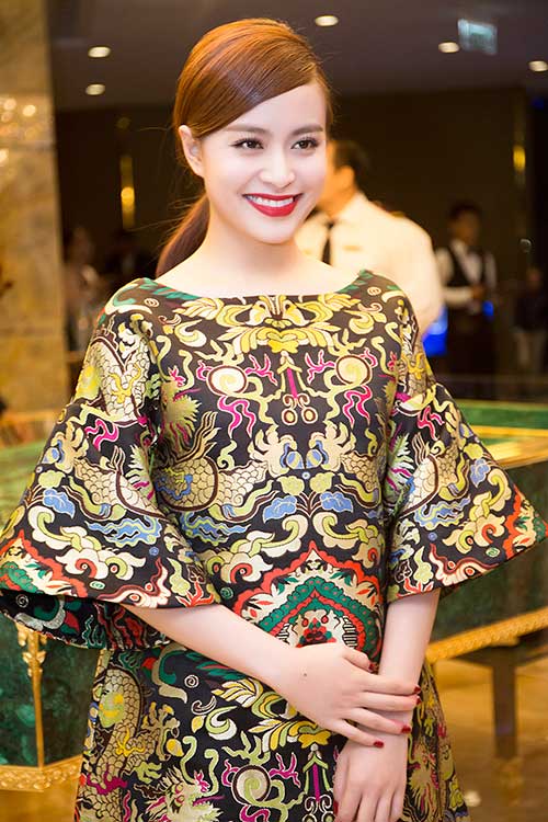 sao việt mê thời trang gấm