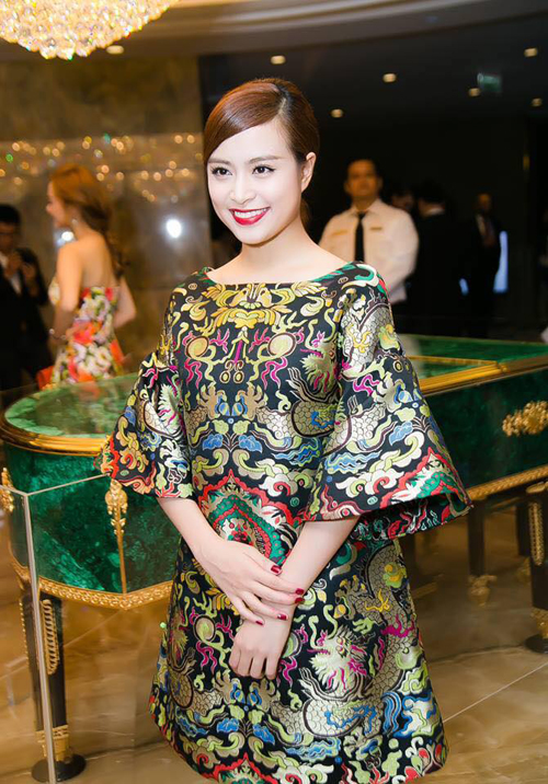 sao việt mê thời trang gấm