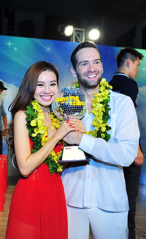 Angela Phuong Trinh bước nhảy hoàn vũ