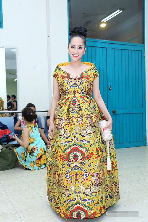 Ngam gu thoi trang tinh te cua ba bau Khanh Thi