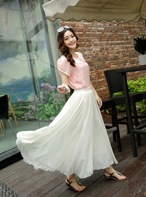Biến tấu với chân váy maxi tung tăng ngày hè