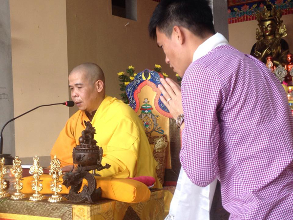 Công Vinh quy y cửa Phật