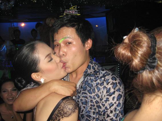 Ngọc Trinh hôn ngấu nghiến Khắc Tiệp