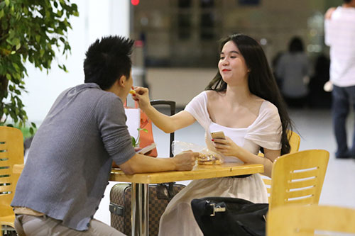 Ngọc Trinh hôn ngấu nghiến Khắc Tiệp