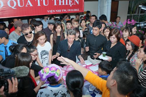 Những sao Việt âm thầm làm từ thiện lúc nửa đêm