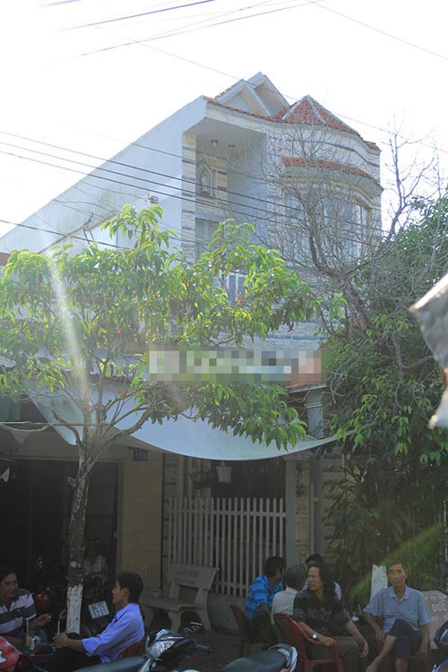 Cận cảnh nơi sống nhiều năm giấu kín của Ngọc Trinh ở quê