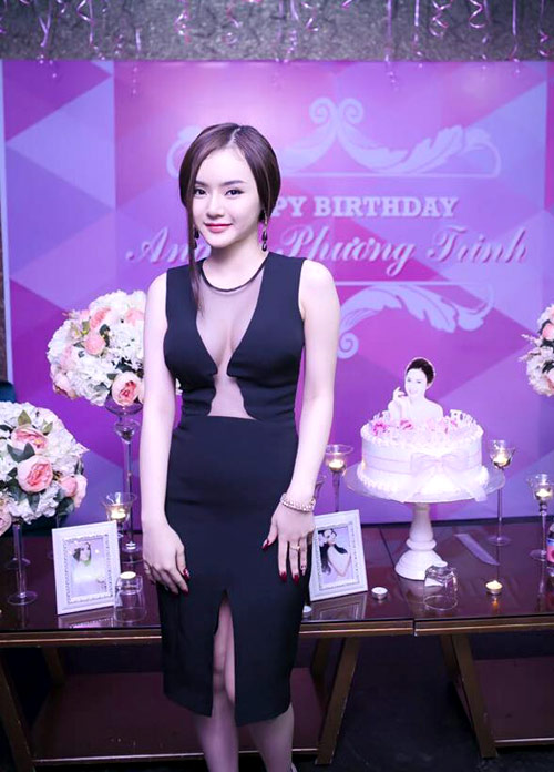 Em gái Angela Phương Trinh ngày càng hở bạo