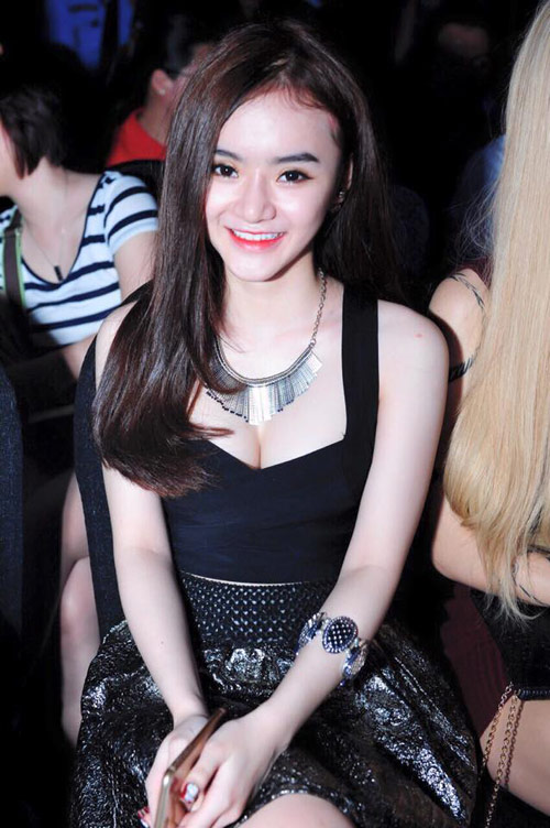 Em gái Angela Phương Trinh ngày càng hở bạo