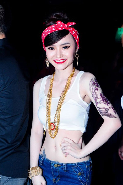Em gái Angela Phương Trinh ngày càng hở bạo