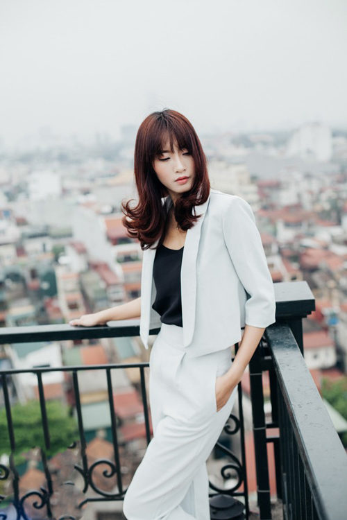 Kết hợp đồ đa phong cách với những chiếc quần âu màu sáng