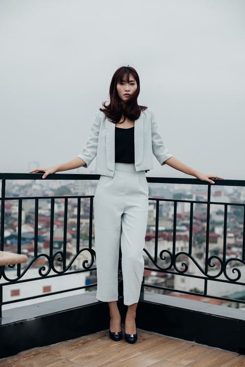 Kết hợp đồ đa phong cách với những chiếc quần âu màu sáng