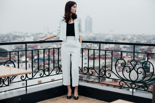 Kết hợp đồ đa phong cách với những chiếc quần âu màu sáng