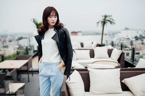 Kết hợp đồ đa phong cách với những chiếc quần âu màu sáng