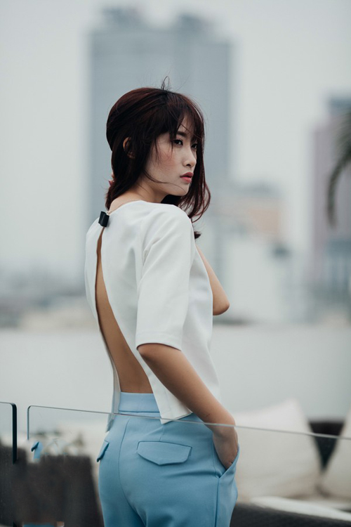 Kết hợp đồ đa phong cách với những chiếc quần âu màu sáng