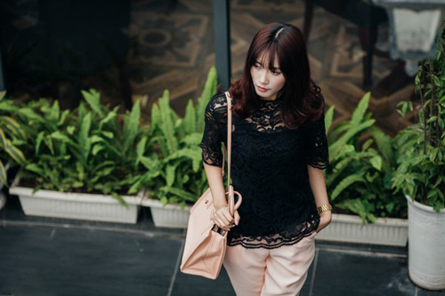 Kết hợp đồ đa phong cách với những chiếc quần âu màu sáng