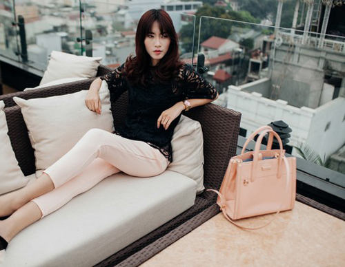 Kết hợp đồ đa phong cách với những chiếc quần âu màu sáng