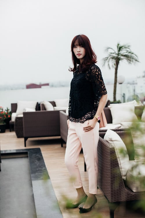 Kết hợp đồ đa phong cách với những chiếc quần âu màu sáng
