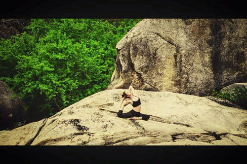 Minh Hang khoe eo thon say sua tap yoga giua mom da