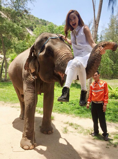 Minh Hang khoe eo thon say sua tap yoga giua mom da