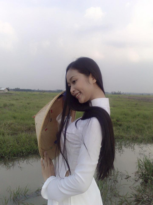 Lê Kiều Như khoe ảnh mặc áo dài trắng ngây thơ