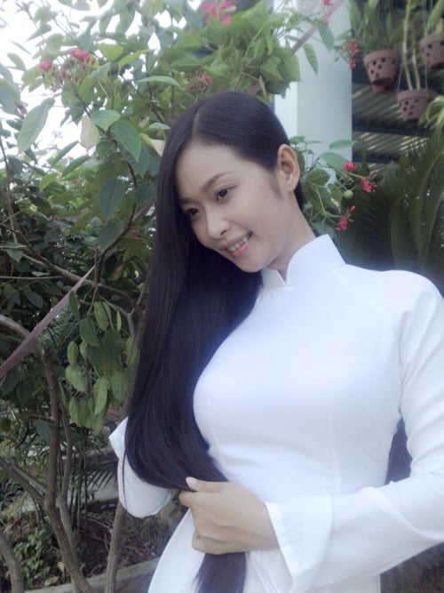 Lê Kiều Như khoe ảnh mặc áo dài trắng ngây thơ
