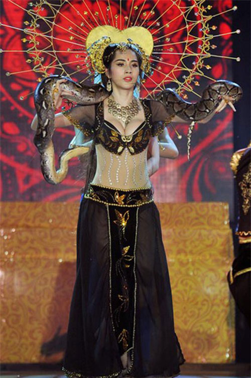 Thot tim voi nhung man lieu minh quan tran len nguoi cua sao Viet
