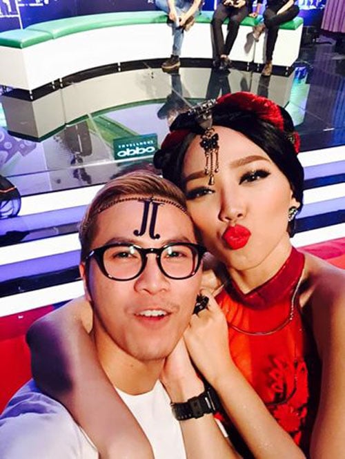 Toc Tien khoe nguc tron day ben ban trai tin don Mai Tien Dung