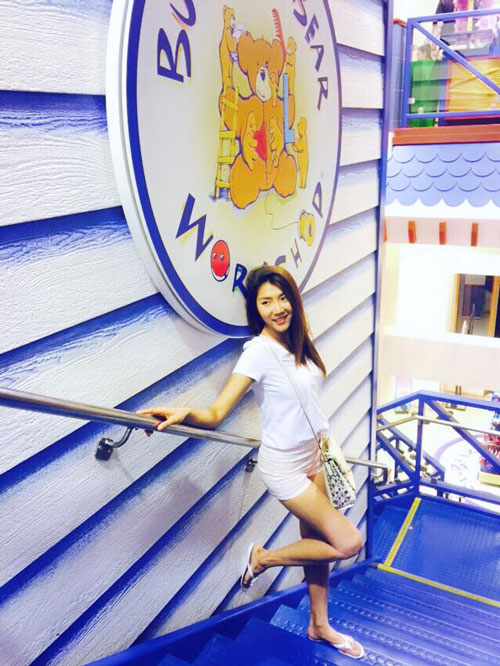 Ngoc Quyen hon nhien khoe chan thon dang chuan