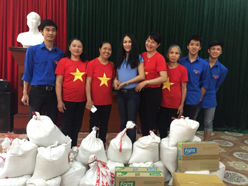 Phi Thanh Vân giản dị cùng ông xã đi làm từ thiện