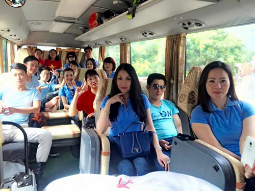 Phi Thanh Vân giản dị cùng ông xã đi làm từ thiện