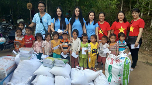 Phi Thanh Vân giản dị cùng ông xã đi làm từ thiện