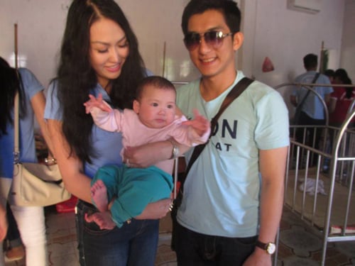 Phi Thanh Vân giản dị cùng ông xã đi làm từ thiện