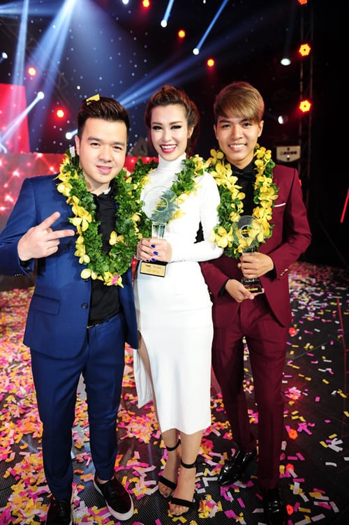 Đông Nhi ăn mừng chiến thắng