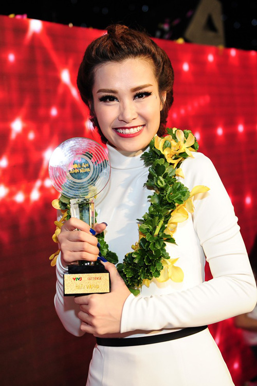 Đông Nhi sung sướng khoe cúp chiến thắng.