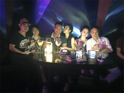 Jennifer Pham va chong di chua Thay 9